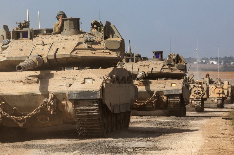 13일(현지시간) 이스라엘 탱크와 전차들이 이스라엘 남부 팔레스타인 가자 지구 접경에 배치되고 있다. ⓒ 로이터=뉴스1 ⓒ News1 최종일 기자 /사진=뉴스1