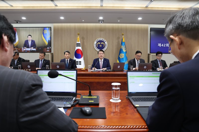 [서울=뉴시스] 전신 기자 = 윤석열 대통령이 10일 서울 용산 대통령실 청사에서 열린 국무회의를 주재하고 있다. (대통령실통신사진기자단) 2023.10.10. photo1006@newsis.com