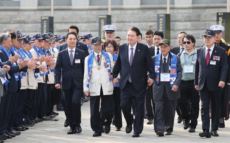 [서울=뉴시스] 홍효식 기자 = 윤석열 대통령이 12일 오후 서울 용산 전쟁기념관 평화의 광장에서 열린 제73주년 장진호 전투 기념행사에 6·25 참전용사와 함께 입장하고 있다. (대통령실통신사진기자단) 2023.10.12. yesphoto@newsis.com