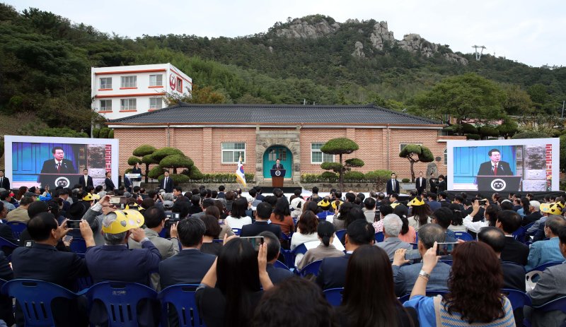 [목포=뉴시스] 전신 기자 = 윤석열 대통령이 13일 전남 목포 공생원에서 열린 공생복지재단 설립 95주년 기념식에서 축사하고 있다. 2023.10.13. photo1006@newsis.com