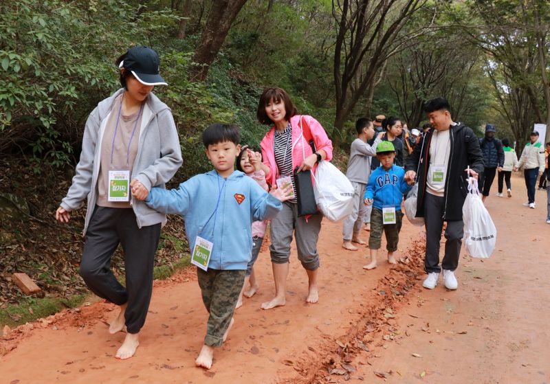 "맨발걷기 성지 계족산황톳길서 함께한 '아주 특별한 여행'"