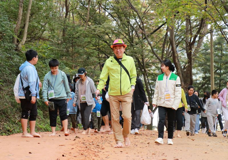 조웅래 조웅래나눔재단 이사장이 14일 계족산황톳길에서 열린 발달장애 어린이 맨발축제 행사에서 참가자들과 함께 맨발걷기를 하고 있다. 조웅래나눔재단 제공