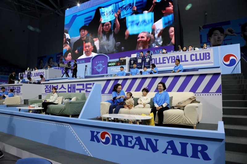 남자 프로배구 대한항공이 홈구장인 인천 계양체육관을 새롭게 꾸몄다. (대한항공 배구단 제공) ⓒ News1