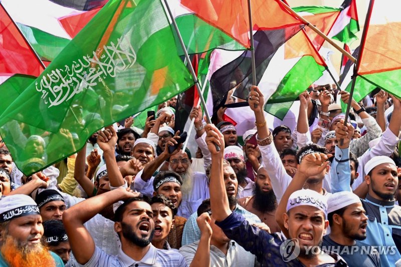 13일 방글라데시 다카서 열린 팔' 지지 시위 Demonstrators shout slogans during anti-Israel protest in Dhaka on October 13, 2023, amid the ongoing conflict between Israel and Palestinian Islamist group Hamas. Israel has called for the immediate relocation of 1.1 million people in Gaza amid its massive bombardment in r
