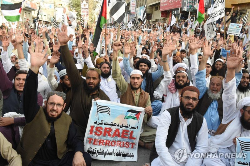 13일 파키스탄 남서부 퀘타에서 열린 팔' 지지 시위 Demonstrators take part in a rally to show solidarity with Palestinians, in Quetta on October 13, 2023. Several thousand Pakistani Muslims protested across the country after Friday prayers against Israel's massive bombardment of Gaza in retaliation to Hamas attacks. (Ph