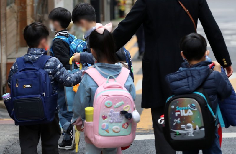 [서울=뉴시스] 홍효식 기자 = 지난해 3월14일 서울 시내 한 초등학교에서 학생들이 등교하고 있다. 2022.03.14. yesphoto@newsis.com