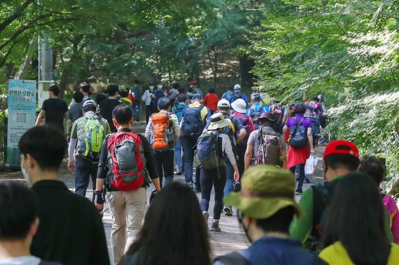 서울 관악산을 찾은 시민들이 등산을 즐기고 있다. (뉴스1 DB, 기사와 관련 없음) ⓒ News1 민경석 기자