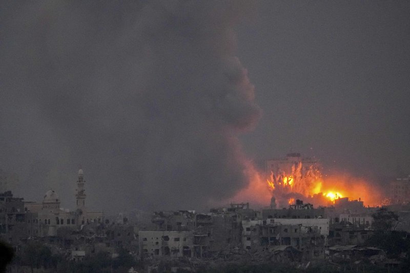 14일(현지시각) 이스라엘의 공습을 받은 팔레스타인 가자지구에서 화염과 연기가 치솟고 있다. AP뉴시스
