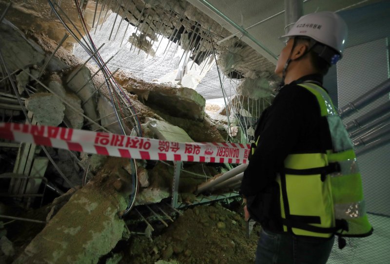 국토안전관리원 관계자가 지난 5월2일 인천 서구 검단의 한 아파트 지하주차장 슬래브 붕괴 현장을 살피고 있다. 2023.5.2/뉴스1 ⓒ News1 정진욱 기자