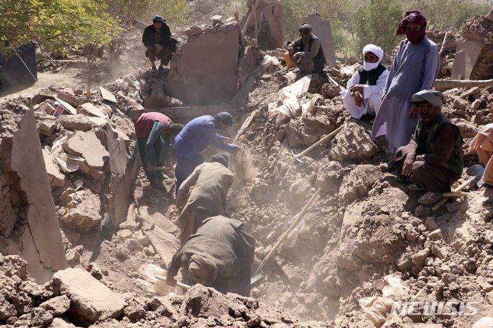 [제데흐잔=AP/뉴시스] 아프가니스탄 서부 지역에서 15일(현지시간) 또 한 차례 규모 6.5의 강력한 지진이 발생했다. 사진은 지난 8일 아프가니스탄 헤라트주 제데흐잔에서 아프간 남성들이 지진 피해 희생자들을 찾고 있는 모습. 2023.10.15. *재판매 및 DB 금지