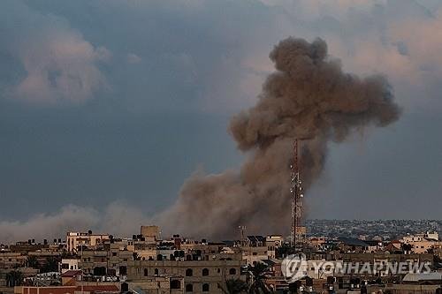 이스라엘군의 가자 남부 라파 지역 공습으로 연기가피어오르는 모습 [AFP 연합뉴스 자료사진. 재판매 및 DB 금지]