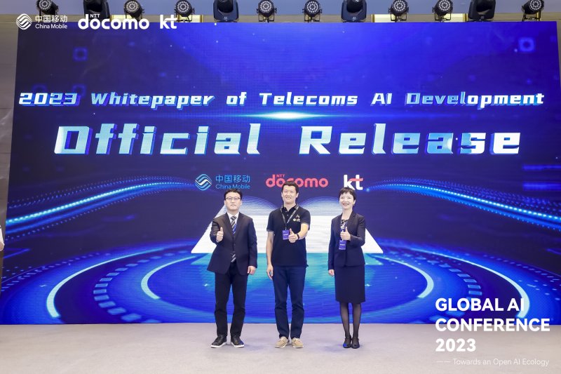 KT·차이나모바일·NTT도코모 관계자가 '통신 AI 산업의 발전을 위한 백서' 발간기념식에서 기념촬영을 하는 모습 (KT 제공)