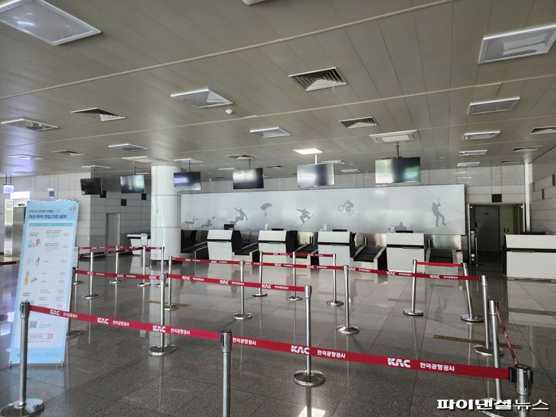 지난 13일 양양국제공항 체크인 카운터가 이용객과 항공사 직원들이 없어 썰렁한 상태다. 김영권 기자