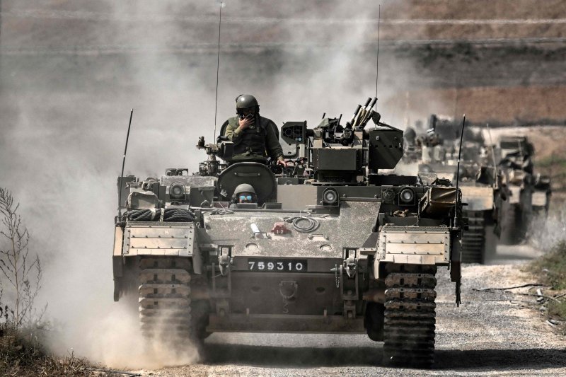 가자지구 인접 도로서 기동하는 이스라엘군 탱크. AFP연합뉴스
