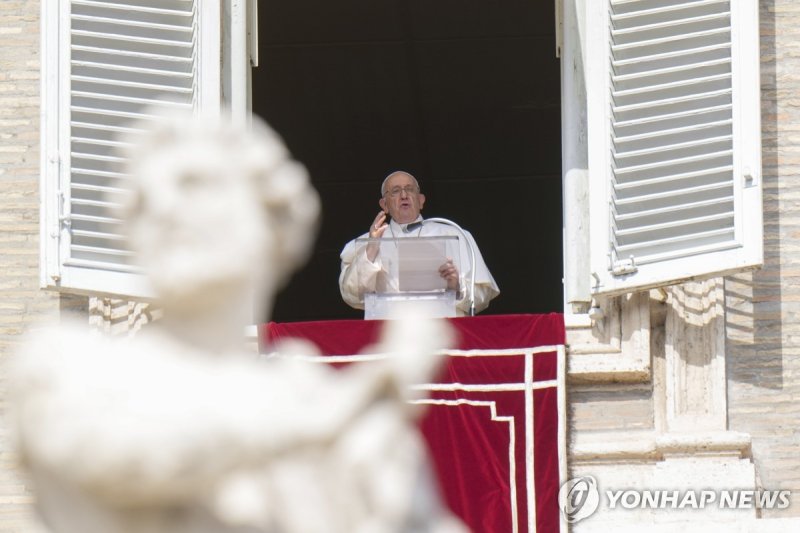 주일 삼종기도를 집전하는 프란치스코 교황 Pope Francis delivers his speech during the Angelus noon prayer from the window of his studio overlooking St.Peter's Square, at the Vatican, Sunday, Oct. 15, 2023. (AP Photo/Alessandra Tarantino)