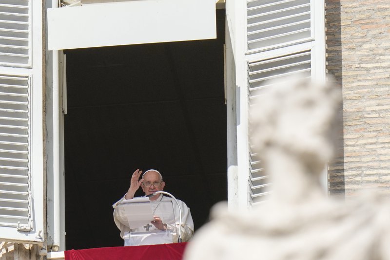 [바티칸시티=AP/뉴시스] 프란치스코 교황은 15일(현지시간) 바티칸 성 베드로 광장에서 열린 주일 삼종기도를 집전하고 있다. 교황은 "가지지구 모두에 인도주의적 법은 존중돼야 하며 특히 그곳 주민 전체를 돕는 인도적 통로가 보장되는 일은 매우 긴급하고 필요하다“고 밝혔다. 2023.10.15