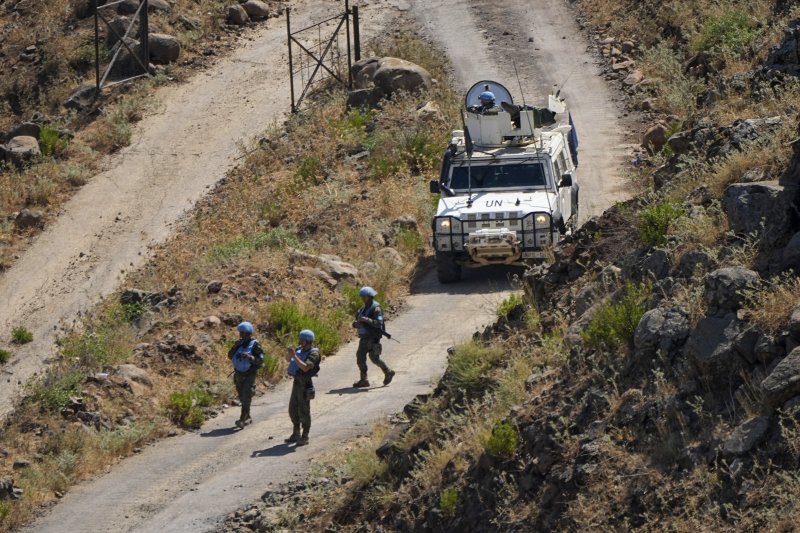 [나쿠라=AP/뉴시스] 레바논 주둔 유엔평화유지군(UNIFIL)의 본부가 15일(현지시간) 로켓포 공격을 받았다. 다만 공격으로 사상자는 발생하지 않았다. 사진은 지난 7월6일 UNIFIL 군인들이 이스라엘과 레바논 국경지역에서 순찰을 진행 중 모습. 2023.10.16