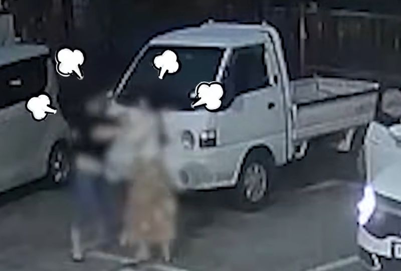 지난 12일 오전 6시께 경남 사천지구대 앞 주차장에서 음주운전을 한 A씨가 지인과 난투극을 벌이고 있다./사진=유튜브 '경찰청' 캡처