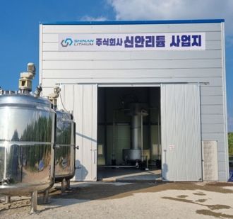 신안리튬 사업지에 설치된 농축 설비(오른쪽)와 농축수와 담수 저장탱크. 사진=신안리튬