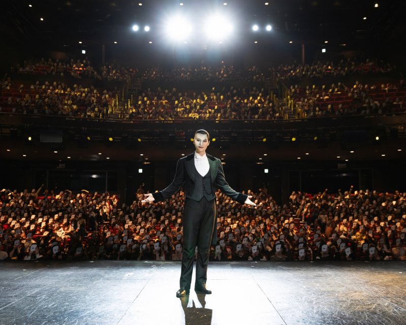 [서울=뉴시스]'오페라의 유령' 역의 배우 전동석이 이번 시즌 200회 공연을 달성한 지난 8일 오후 7시 공연에서 관객들과 기념 촬영을 하고 있다. (사진=에스앤코 제공) 2023.10.16. photo@newsis.com *재판매 및 DB 금지