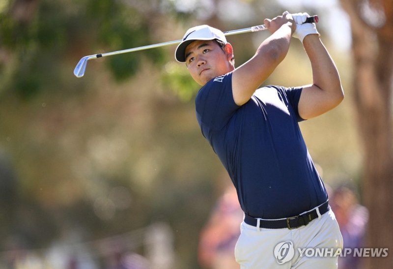 김주형 LAS VEGAS, NEVADA - OCTOBER 15: Tom Kim of South Korea plays his shot from the eighth tee during the final round of the Shriners Children's Open at TPC Summerlin on October 15, 2023 in Las Vegas, Nevada. Orlando Ramirez/Getty Images/AFP (Photo by Orlando Ramirez / GETTY IMAGES NORTH AMERICA / Ge