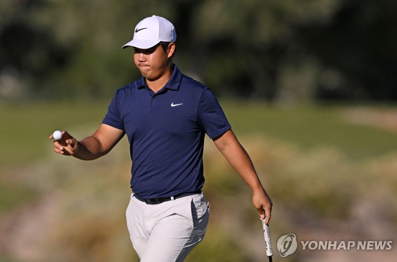 김주형 LAS VEGAS, NEVADA - OCTOBER 15: Tom Kim of South Korea reacts to his birdie putt on the 15th green during the final round of the Shriners Children's Open at TPC Summerlin on October 15, 2023 in Las Vegas, Nevada. Orlando Ramirez/Getty Images/AFP (Photo by Orlando Ramirez / GETTY IMAGES NORTH AME