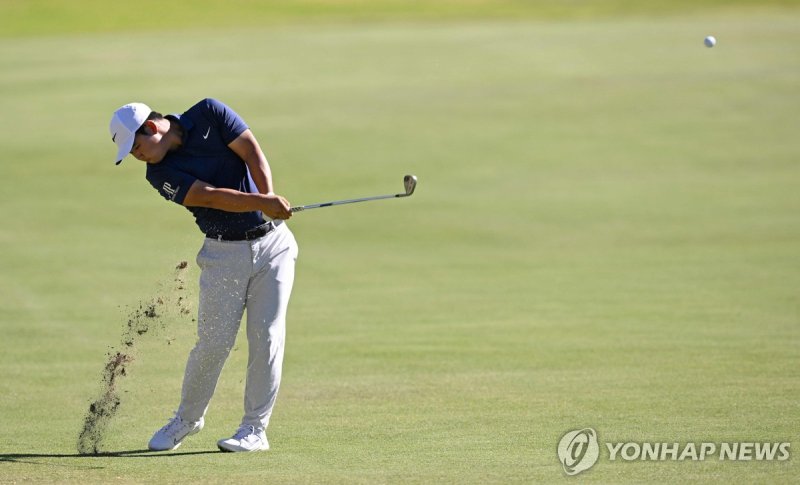 김주형 LAS VEGAS, NEVADA - OCTOBER 15: Tom Kim of South Korea plays a shot on the seventh hole during the final round of the Shriners Children's Open at TPC Summerlin on October 15, 2023 in Las Vegas, Nevada. Orlando Ramirez/Getty Images/AFP (Photo by Orlando Ramirez / GETTY IMAGES NORTH AMERICA / Gett