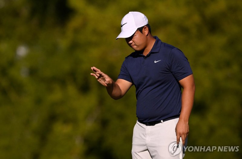 퍼팅 라인을 계산하는 김주형 LAS VEGAS, NEVADA - OCTOBER 15: Tom Kim of South Korea lines up a putt on the 13th green during the final round of the Shriners Children's Open at TPC Summerlin on October 15, 2023 in Las Vegas, Nevada. Orlando Ramirez/Getty Images/AFP (Photo by Orlando Ramirez / GETTY IMAGES NORTH A