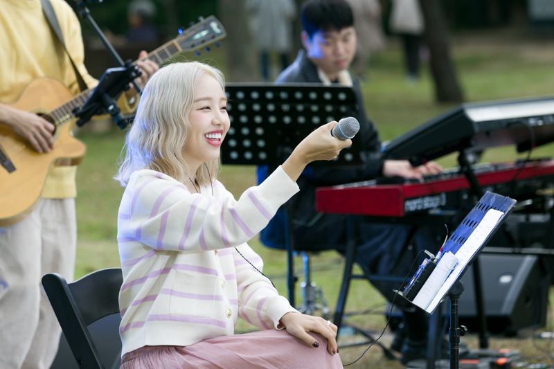 가수 백아연이 지난 13일 용산가족공원에서 열린 경동나비엔 '맑은 공기 라이브'에서 청중들과 소통하고 있다. 경동나비엔 제공.