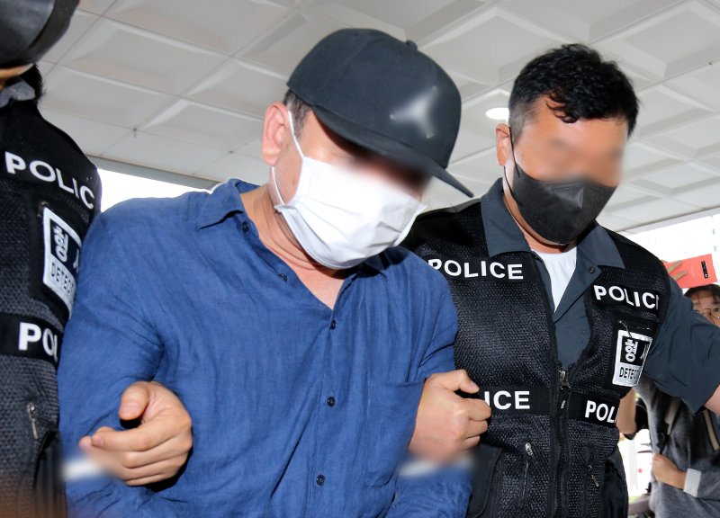 지난달 21일 베트남에서 검거된 대전 신협 강도 사건 피의자가 대전서부경찰서로 이송되고 있다. /뉴스1 ⓒ News1 김기태 기자