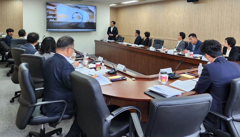 전남도는 저출산 극복과 출산 후 쾌적한 양육서비스 환경 개선을 위해 '전남형 공공산후조리원' 9호점을 추가 설치하기로 하고 최근 선정심사위원회<사진>를 열어 영광기독병원을 선정했다고 16일 밝혔다. 전남도 제공