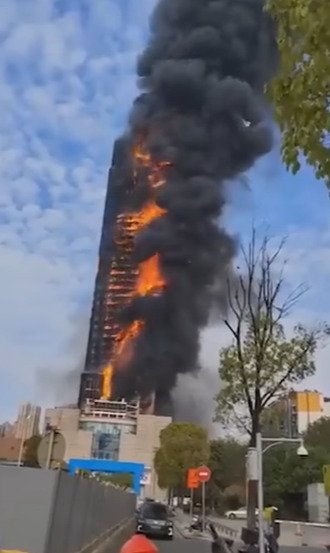 [서울=뉴시스] 지난해 9월 중국 후난성에서 발생한 고층 건물 화재 사고의 원인은 담배꽁초인 것으로 조사됐다고 후난성창사시비상관리국이 지난 13일 발표했다. 사진은 사고 당시 불에 타고 있는 차이나텔레콤 건물. (사진=웨이보 갈무리) 2023.10.16 *재판매 및 DB 금지
