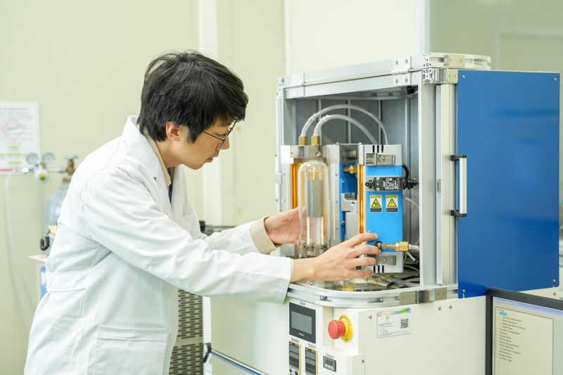 한국전기연구원(KERI) 연구진이 열전 물질의 성능을 측정하고 있다. 전기연구원 제공