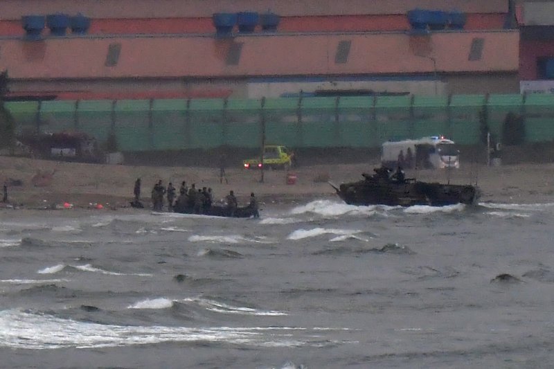 지난달 26일 오후 경북 포항시 남구 도구해안에서 해상 성능 시험 도중 침수사고를 일으 신형 KAAV(한국형상륙돌격장갑차) 수색작업이 진행되고 있다. 사진=뉴스1