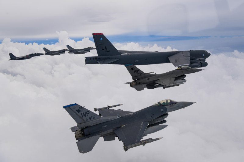 [서울=뉴시스] 13일 한국 공군의 F-15K와 미 공군의 F-16, 미 B-52H 전략폭격기가 한반도 상공에서 한미 연합공중훈련을 하고 있다. (사진=합동참모본부 제공) 2023.07.13. photo@newsis.com *재판매 및 DB 금지
