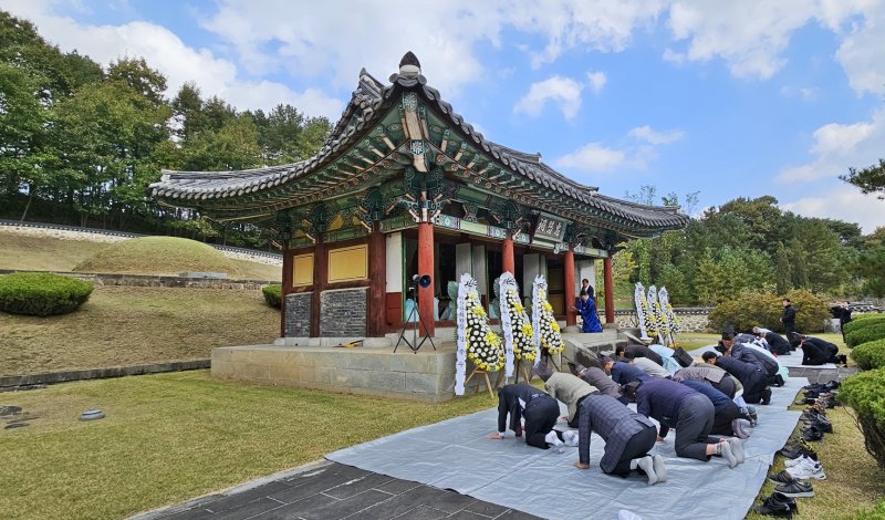[괴산=뉴시스] 강신욱 기자 = 임진왜란 당시 진주성에서 왜군과 맞서 싸우다 순국한 충무공 김시민 장군의 숭고한 애국충절을 기리는 430주기 추계 제향이 16일 충북 괴산군 괴산읍 능촌리 장군의 사당인 충민사에서 봉행되고 있다. 2023.10.16. ksw64@newsis.com