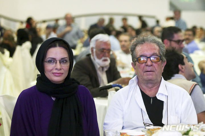 [서울=AP/뉴시스] 다리우스 메흐르지 감독(오른쪽)과 그의 부인 바히데 모함마디파르. *재판매 및 DB 금지