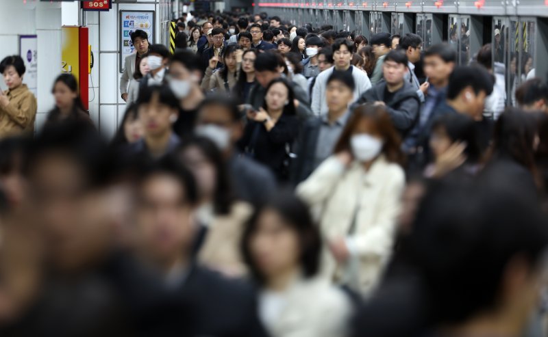 서울 시내 한 지하철역에서 직장인들이 출근을 하고 있다. (뉴스1 DB, 기사와 관련 없음) ⓒ News1 이동해 기자