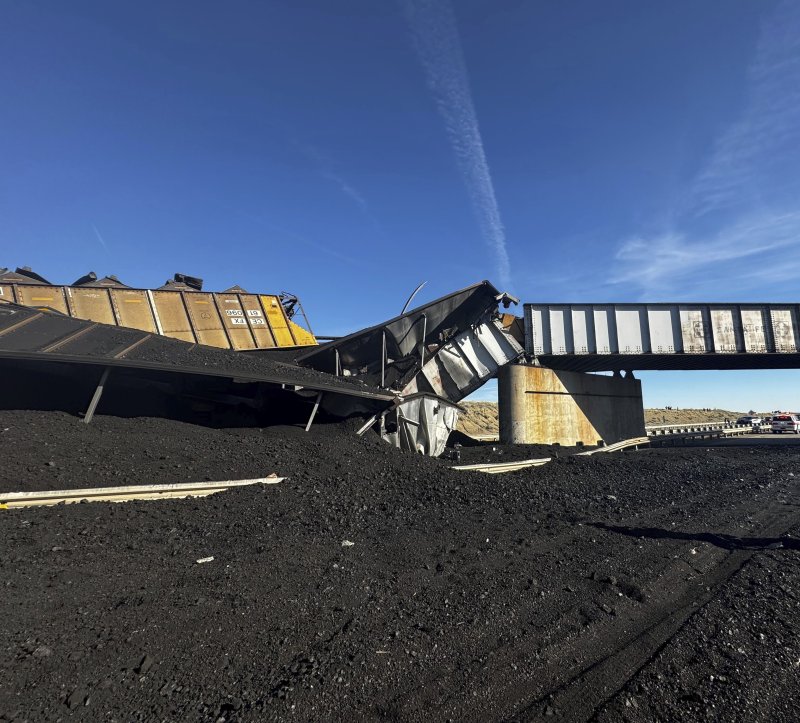 [콜로라도=AP/뉴시스] 미국 콜로라도주 푸에블로 인근 고속도로에서 열차가 탈선해 싣고 있던 석탄에 운전자가 깔리는 사고가 발생했다고 미국 AP통신이 15일(현지시간) 전했다. 사진은 푸에블로 카운티 보안관 사무소가 공개한 사고 현장의 모습. 2023.10.16.