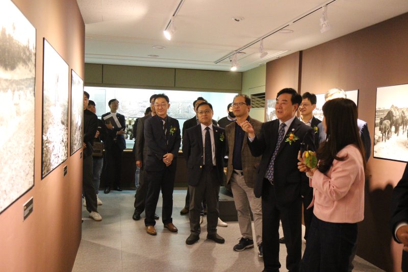 고창섭 충북대학교 총장(오른쪽 두번째)이 16일 대학 박물관 전시실에서 옛 사진을 관람하고 있다.2023.10.16.kipoi@newsis.com