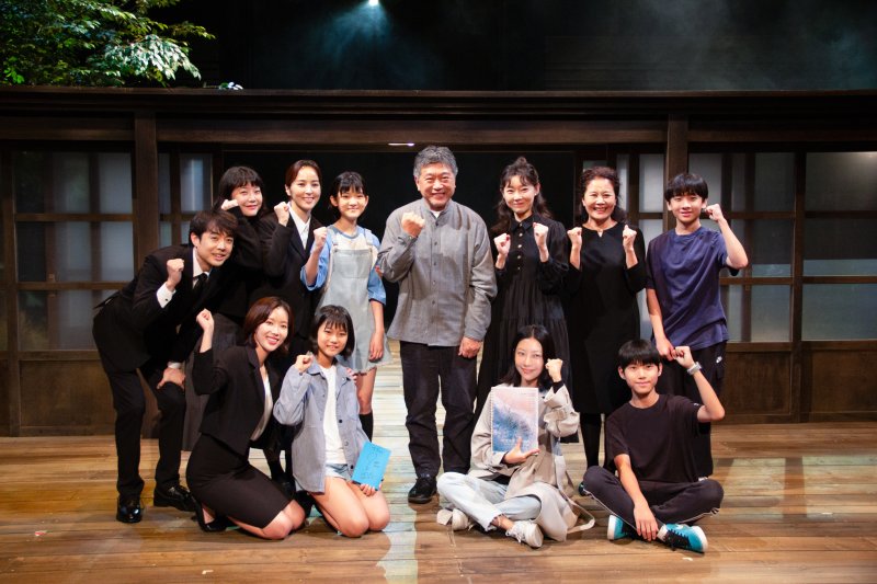 [서울=뉴시스]고레에다 히로카즈 감독와 연극 '바닷마을 다이어리' 출연 배우들이 지난 13일 예술의전당 자유소극장에서 기념 촬영을 하고 있다. (사진=라이브러리컴퍼니 제공) 2023.10.16. photo@newsis.com *재판매 및 DB 금지