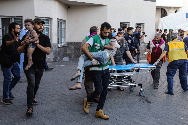 이스라엘 공습으로 다친 팔레스타인 아이들이 15일(현지시간) 가자지구 중심도시 가자시티의 병원으로 옮겨지고 있다. AFP연합뉴스