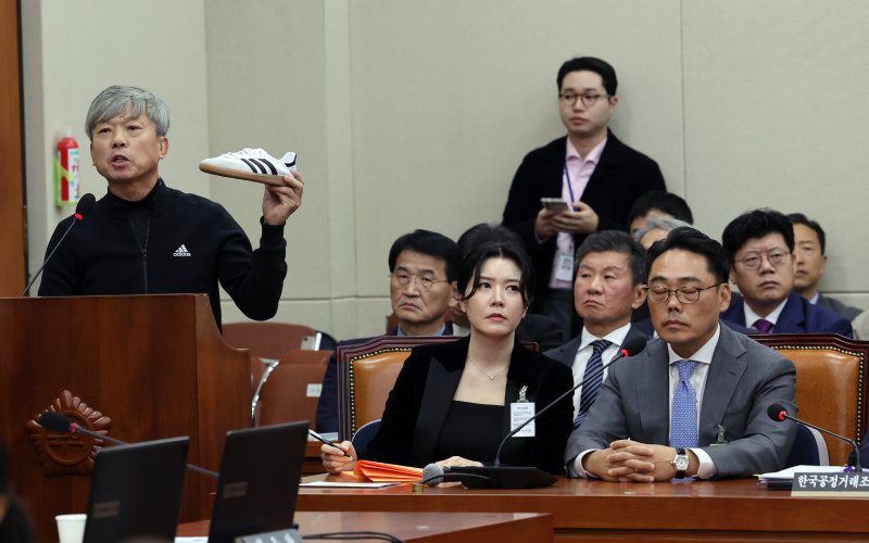 김정중 아디다스전국점주협의회장(왼쪽)이 16일 서울 여의도 국회에서 열린 정무위원회의 공정거래위원회 등에 대한 국정감사에서 참고인으로 출석, 신발을 들고 발언하고 있다. 사진 오른쪽은 피터 곽 아디다스코리아 대표이사. 2023.10.16/뉴스1 ⓒ News1 황기선 기자