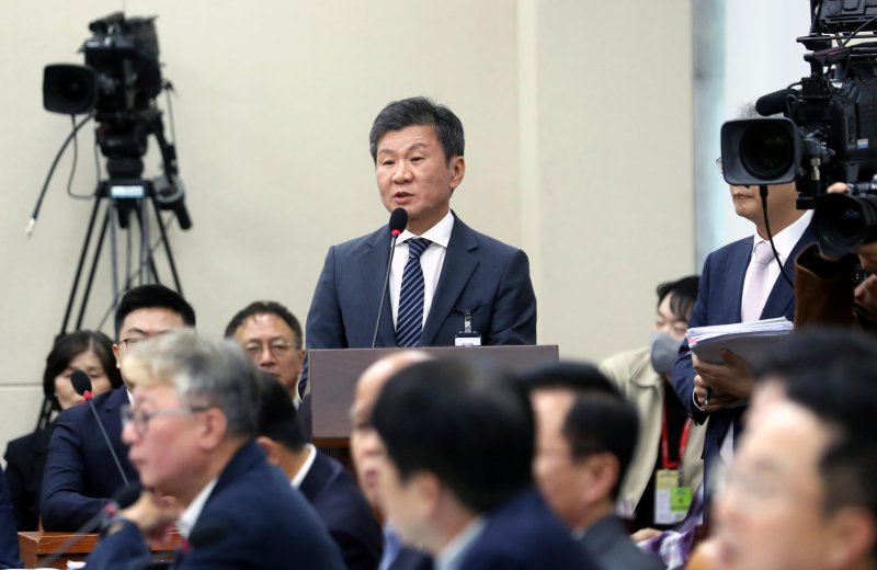 [서울=뉴시스] 조성봉 기자 = 16일 오후 서울 여의도 국회에서 열린 정무위원회의 공정거래위원회 등에 대한 국정감사에 증인으로 출석한 정몽규 HDC 그룹 회장이 의원들의 질의에 답변하고 있다. 2023.10.16. suncho21@newsis.com