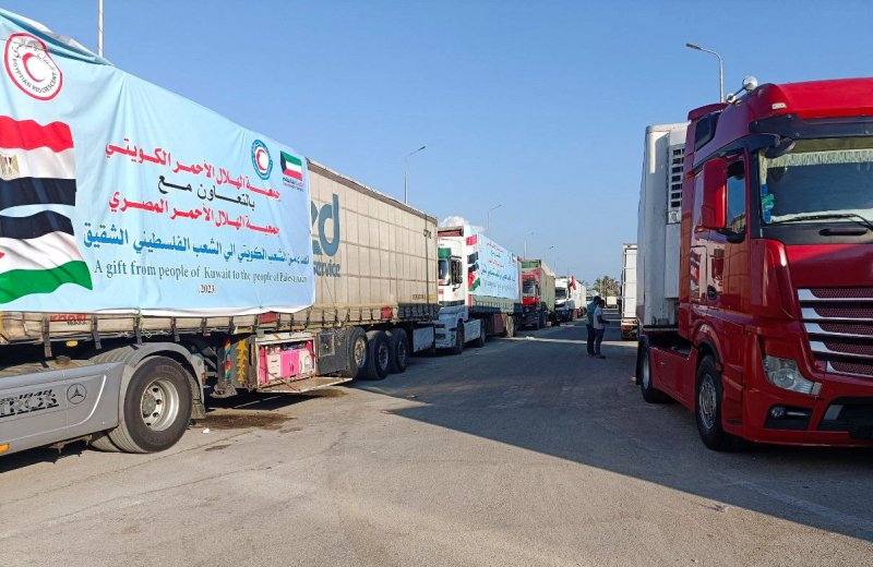 이스라엘과 팔레스타인 이슬람 단체 하마스 간의 분쟁이 계속되고 있는 가운데 팔레스타인인들을 위한 인도적 지원을 실은 트럭들이 이집트 시나이 반도의 엘 아리시에 도착했다. 가자 지구로 진입할 수 있는 라파 국경의 문이 열리길 기다리고 있는 모습. 2023.10.16 ⓒ AFP=뉴스1 ⓒ News1 정지윤 기자 ⓒ 로이터=뉴스1 ⓒ News1 정지윤 기자