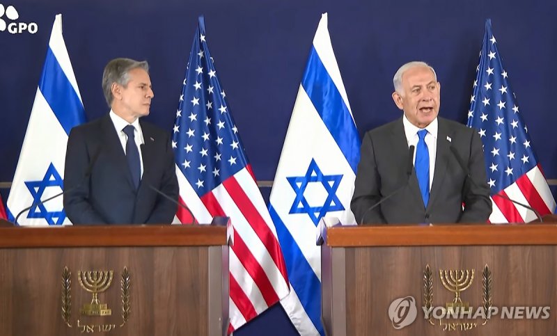 베냐민 네타냐후 이스라엘 총리 옆에 선 토니 블링컨 미국 국무장관 U.S. Secretary of State Antony Blinken (L) and Israeli Prime Minister Benjamin Netanyahu (R) hold a joint press conference in Tel Aviv, Israel on Thursday October 12, 2023. US Secretary of State Antony Blinken arrived in Israel on Thursday to express solidarity w