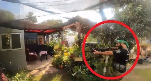 이스라엘 민가에 총을 겨누고 있는 하마스 대원. /사진=이스라엘군 SNS