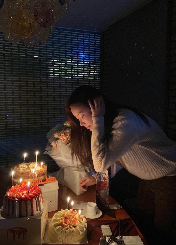 '41세 생일' 김아중, 케이크 앞에서 두손 꼭 잡고 기도…여전한 미모 [N샷]