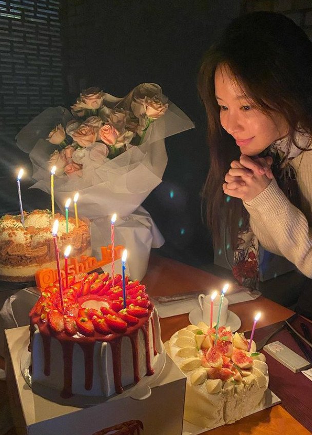 '41세 생일' 김아중, 케이크 앞에서 두손 꼭 잡고 기도…여전한 미모 [N샷]