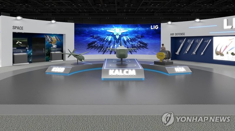 LIG넥스원, 'SEOUL ADEX 2023'에 참가 LIG넥스원, 'SEOUL ADEX 2023'에 참가 (서울=연합뉴스) LIG넥스원 서울 국제 항공우주 및 방위산업 전시회 2023(Seoul ADEX)에 참가한다고 17일 밝혔다. 사진은 장거리공대지유도탄(KALCM, 가운데)과 KGGB(한국형 GPS 유도폭탄, 왼쪽), FA-50 AESA 레이다. 2023.10.17 [LIG넥스원 제공. 재판매 및 DB 금지] photo@yna.co.kr (끝)